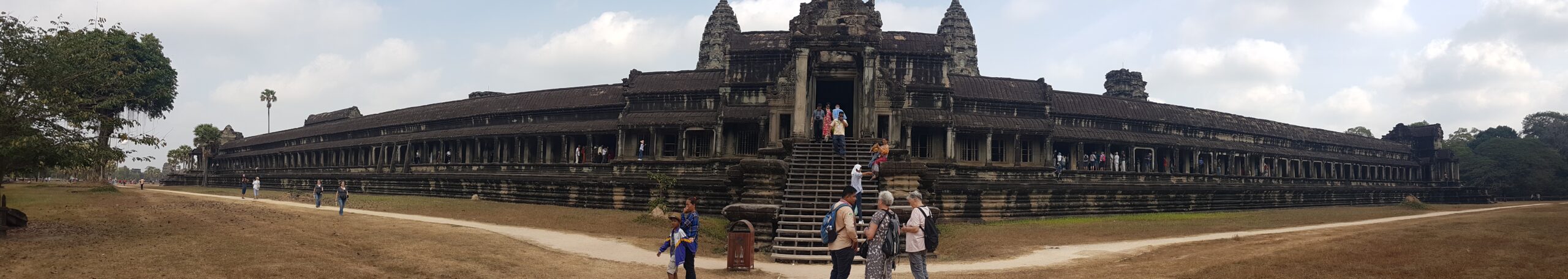 Panorama der Gesamtfassade von Angkor Wat