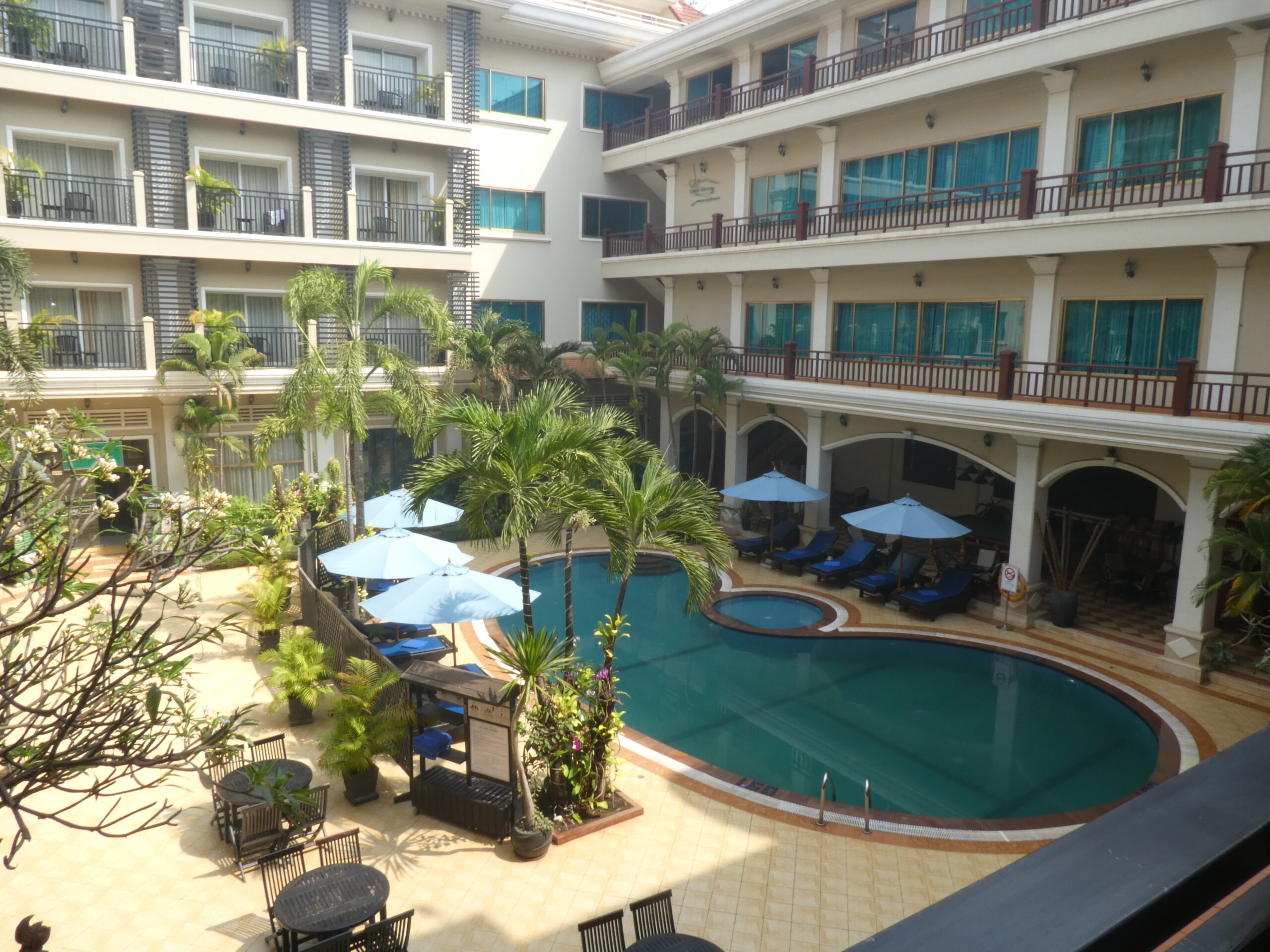 Innenhof mit Pool im Angkor Holiday Hotel in Siem Reap