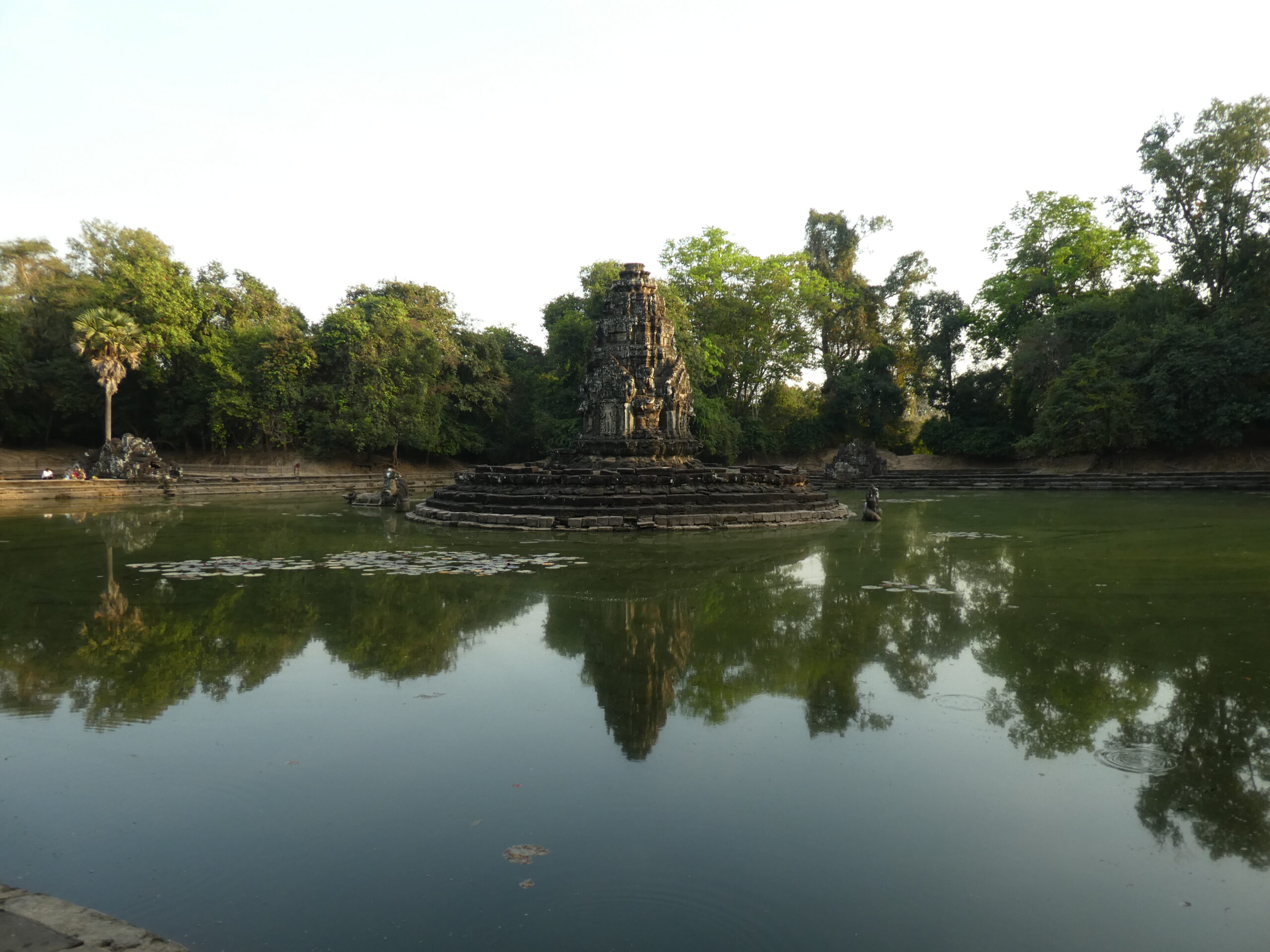Inseltempel Neak Pean mit Spiegelung im Wasser