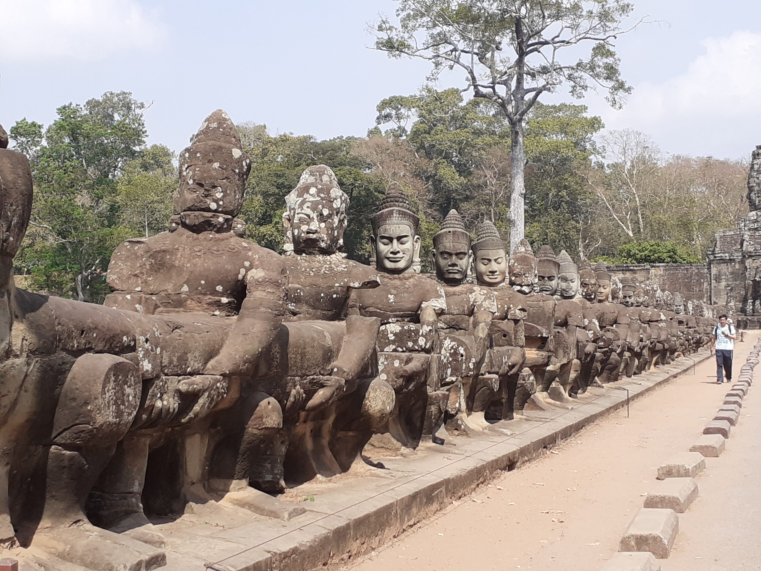 Suedtor von Angkor Thom mit Damm und Figurenallee