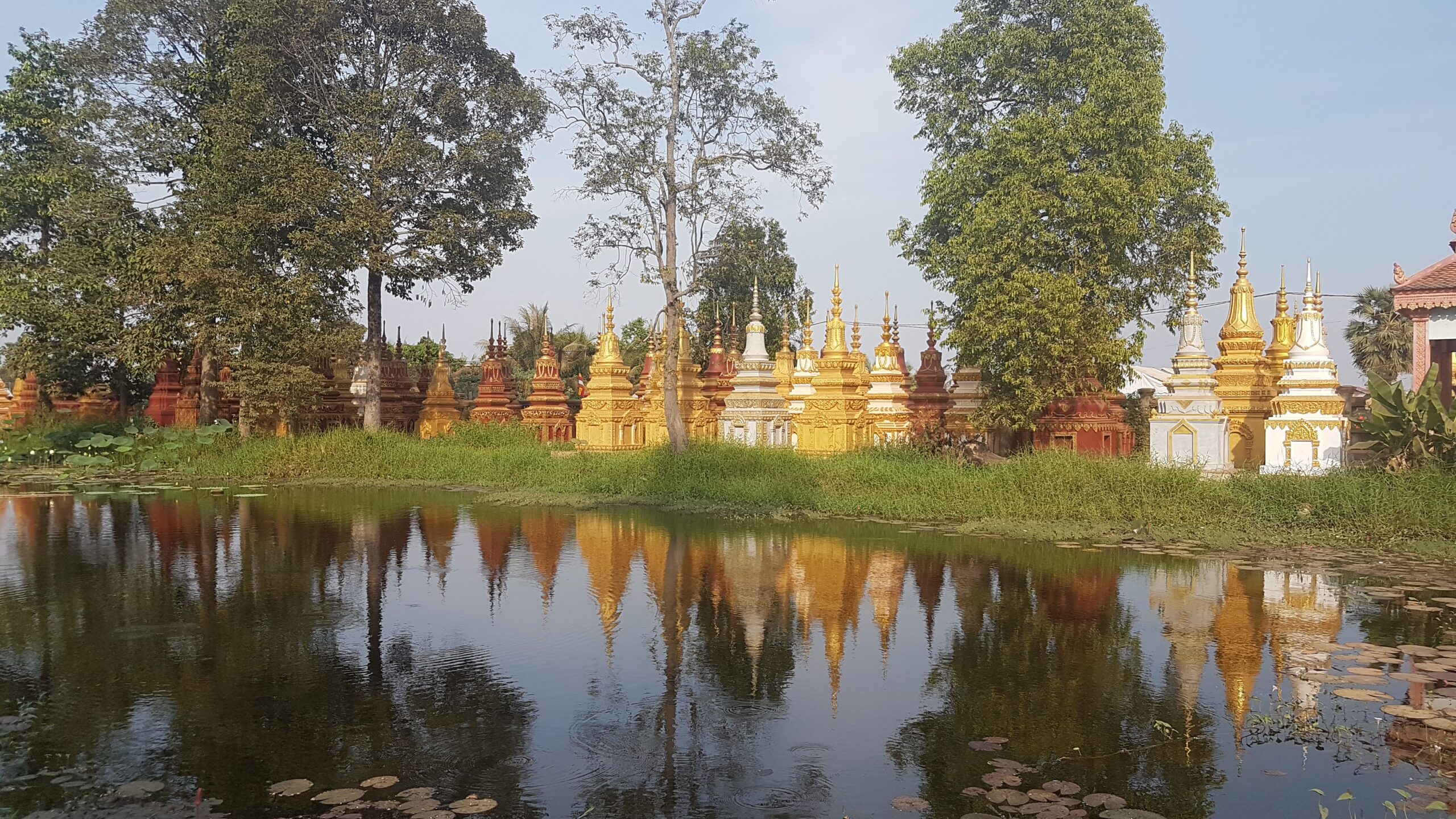 Stupas mit Spiegelung im Pagodenbereich bei Wat Athvea