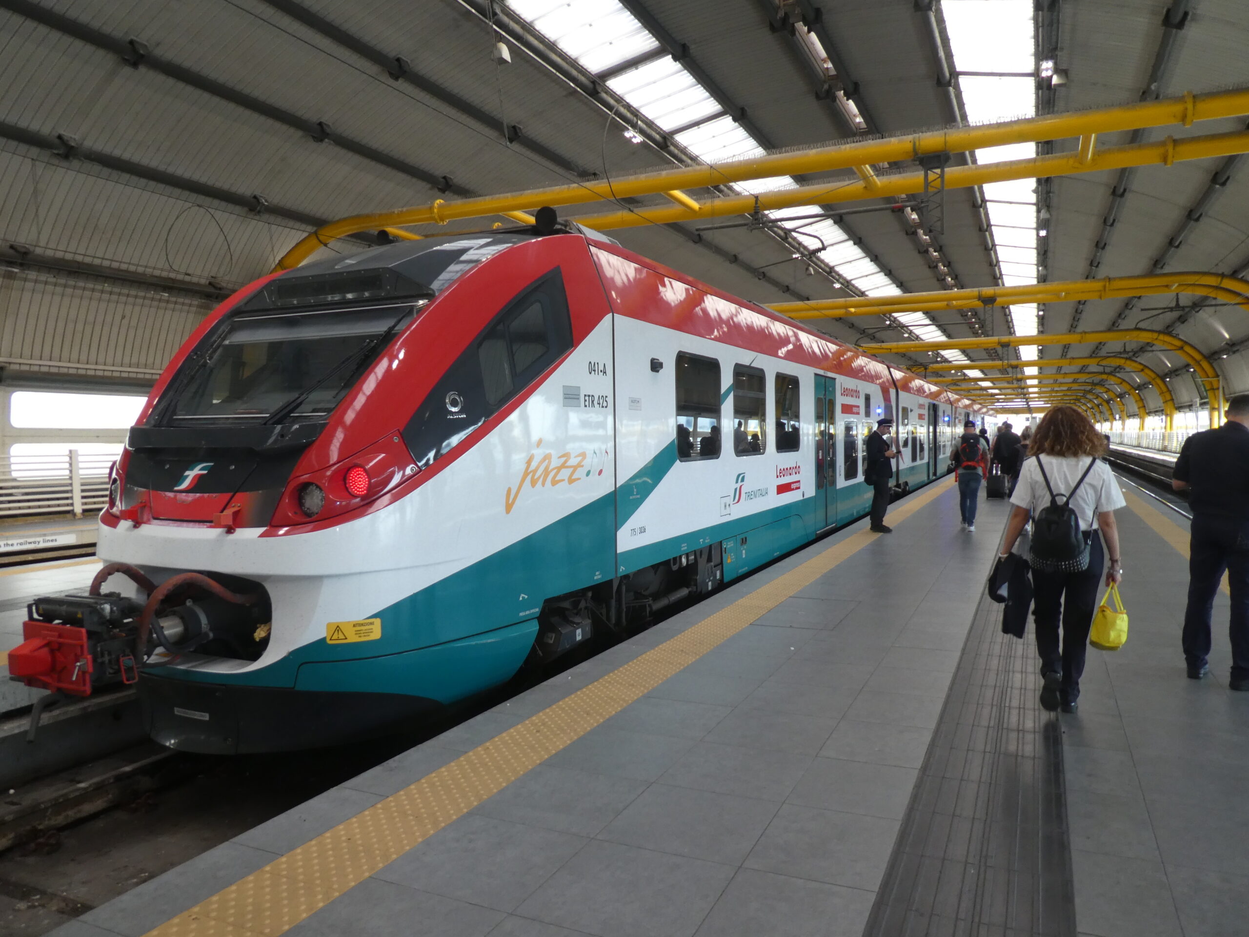 Beschilderung zum Bahnhof und Leonardo Express am Flughafen Rom-Fiumicino