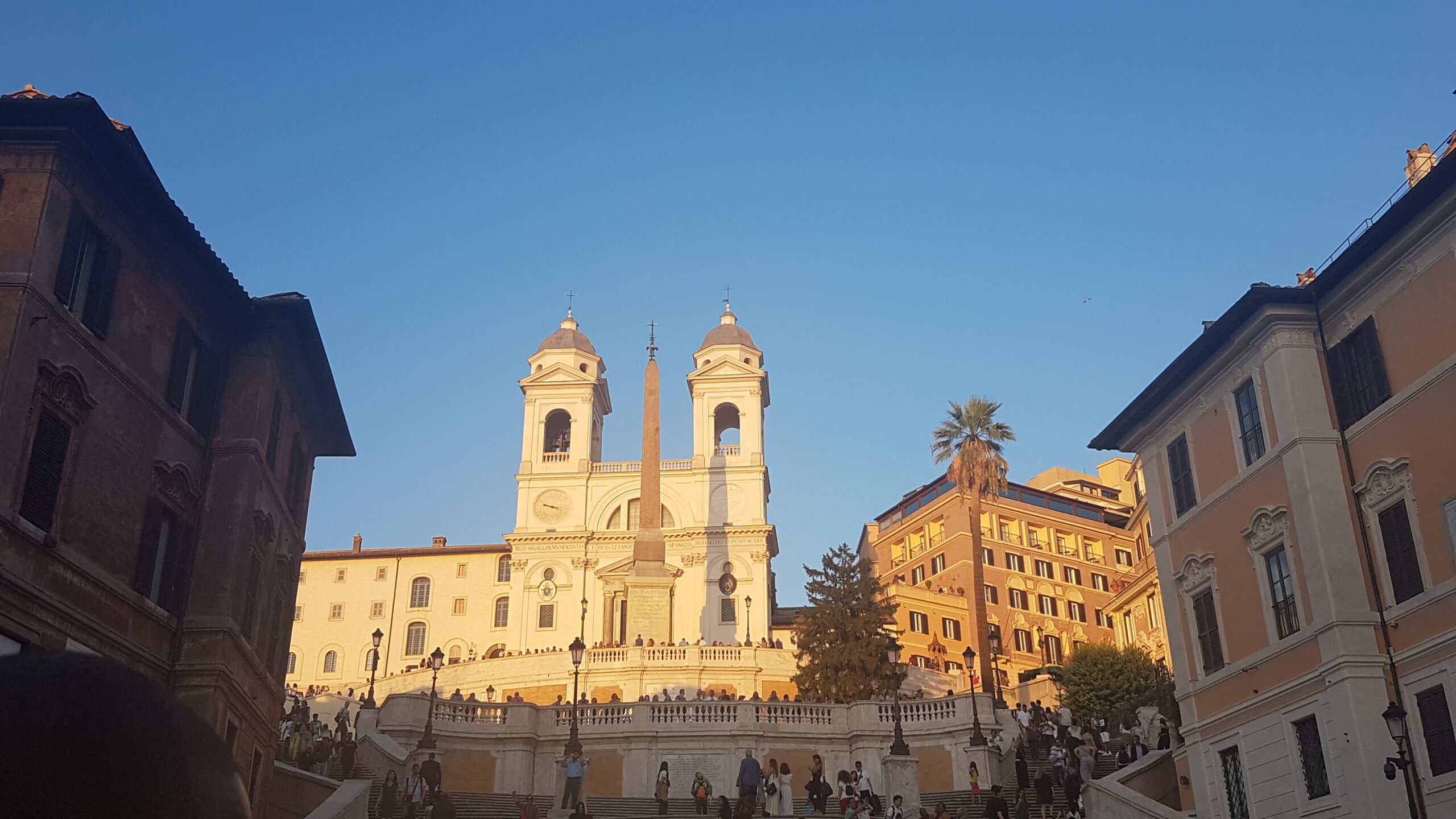 Spanische Treppe und Trinità dei Monti am Abend in Rom
