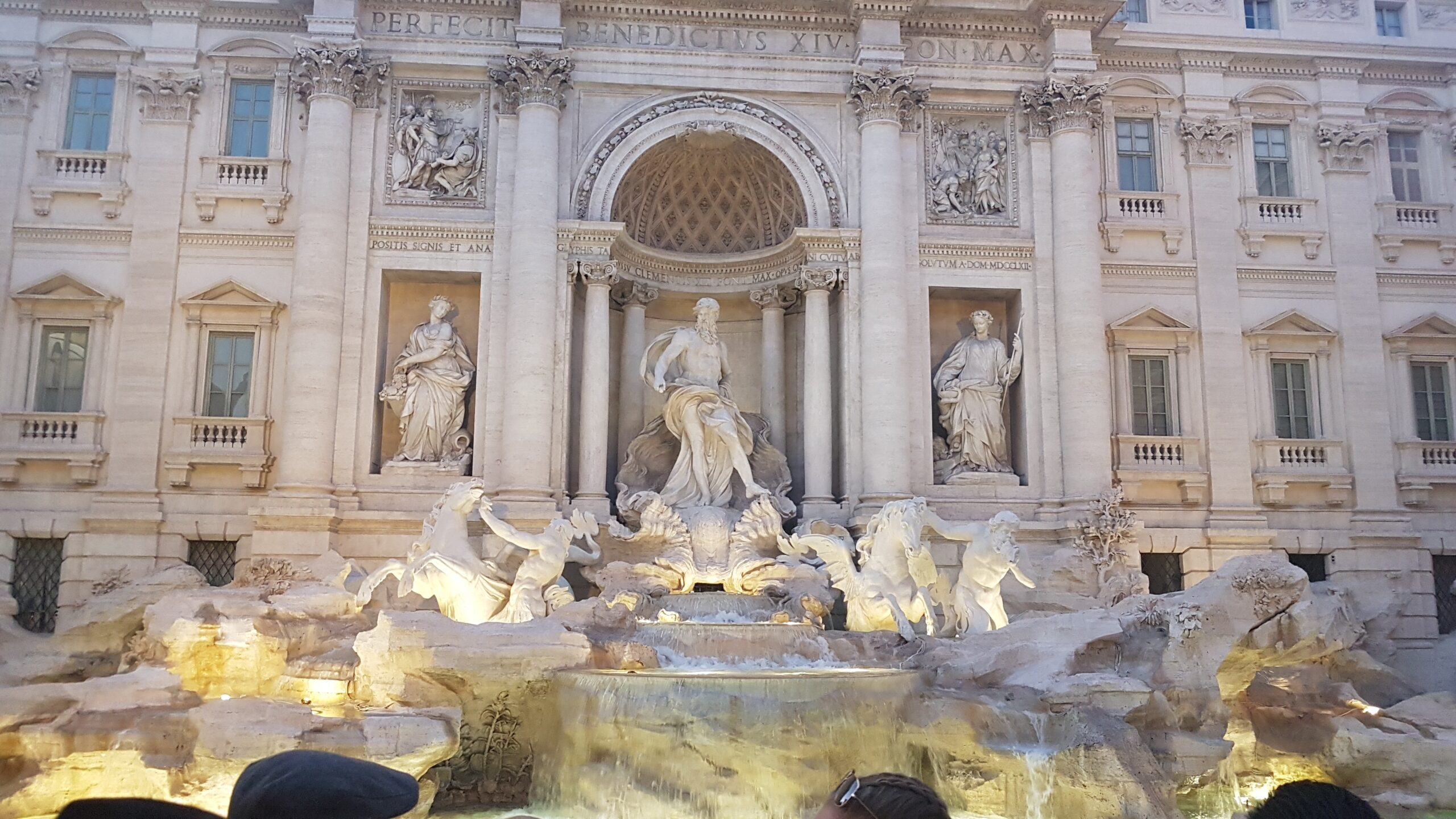 Beleuchteter Trevi-Brunnen am Abend in Rom