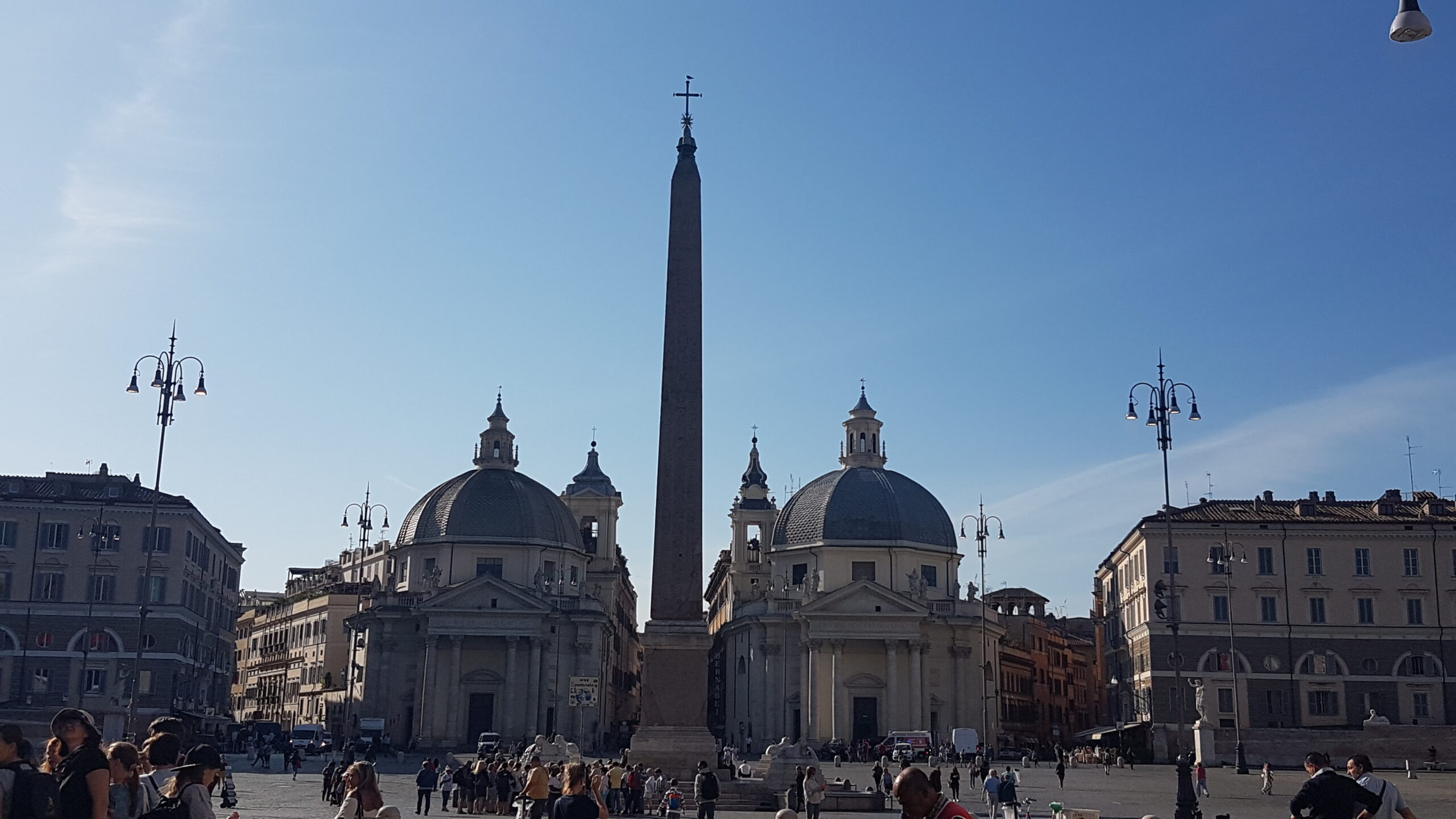 Piazza del Popolo mit Obelisk und Zwillingskirchen in Rom