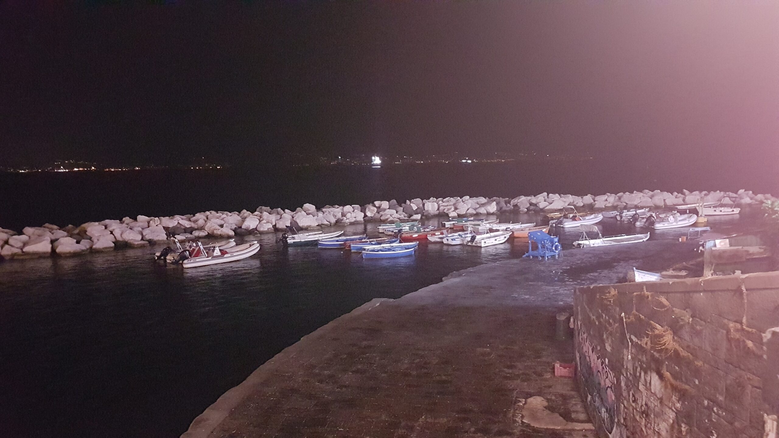 Kleiner Hafen mit Booten bei Nacht in Neapel