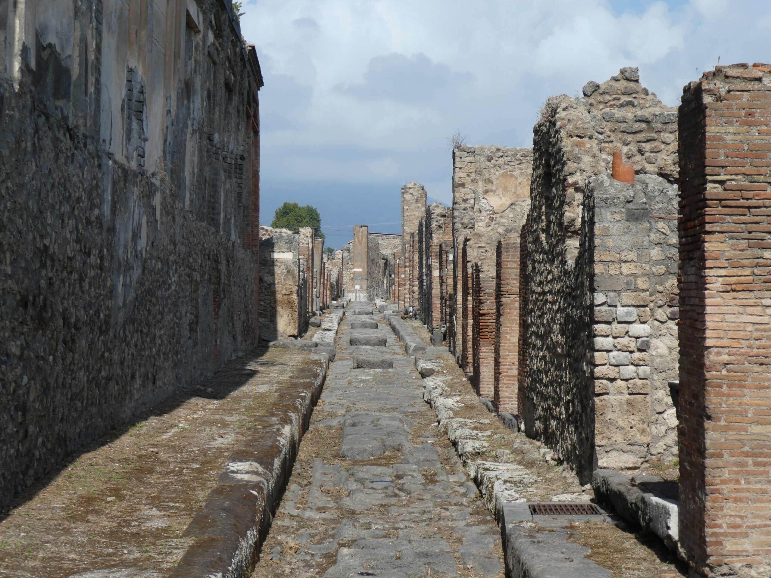 Antike Straße in Pompeji mit Blick auf den Vesuv im Hintergrund
